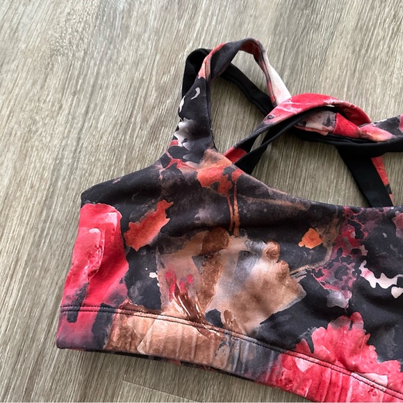 ❗️5/$20❗️Body Language Patterned Twist Strap Sports Bra - Picture 4 of 7